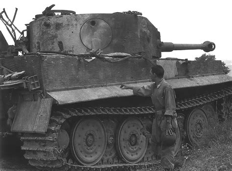 Американский солдат у немецкого танка Тигр подбитого в районе
