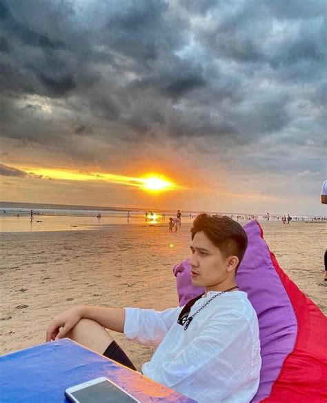 Duduk Di Pantai Melihat Ombak Nikmati Sunset Newstempo