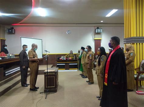 Pada mulanya, radio atau radiotelegrafi dipanggil telegrafi wayarles, atau singkatannya wayarles (wireless). Hal Yang Penting Dalam Membacakan Naskah Berita Adalah - Dalam