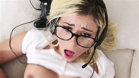 Sexy Gamer Blows Dick And Plays The Video Game Simultaneously Sexvidxxx