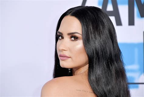 Demi lovato's great attitude and great hair. Demi Lovato Debuts Pink Bowl Cut Hairstyle (PHOTO)