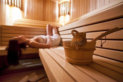 Sauna девушки стоковое фото изображение насчитывающей здорово 23599172
