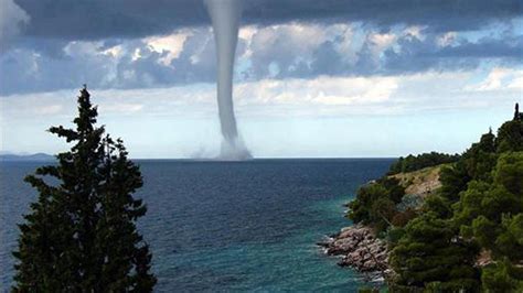 Top 10 best tornado video countdown. El increíble video de un tornado marino que filmó un pescador en Rusia