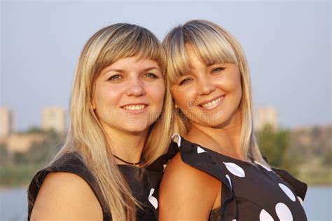 Twee Jonge Mooie Meisjes Stock Foto Afbeelding Bestaande Uit Lang