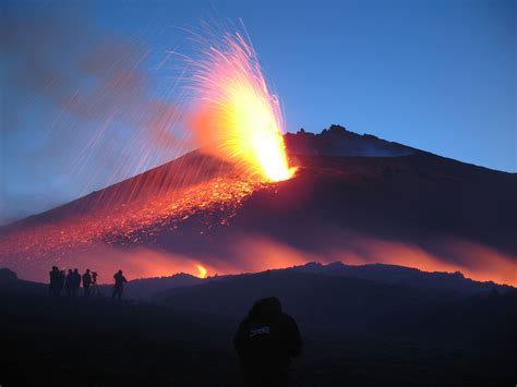 Tours can be customized for different etna вулкан. Vulcão Etna em Erupção na Montanha | Vulcão etna, Vulcão ...