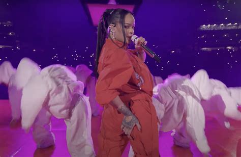 rihanna crée l évènement lors de son grand retour sur la scène du super bowl syma news votre