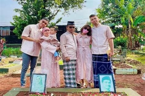 Haji Faisal Dan Keluarga Kunjungi Makam Vanessa Angel Dan Bibi Ardiansyah Di Momen Lebaran