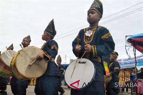 Dari keragaman alat musik tentu juga banyak para musisi yang kreatif dalam memainkan alat musik tersebut sehingga menjadi suatu karya yang luar biasa. Cara Membuat Alat Musik Tradisional Dari Barang Bekas - BARANG BARU