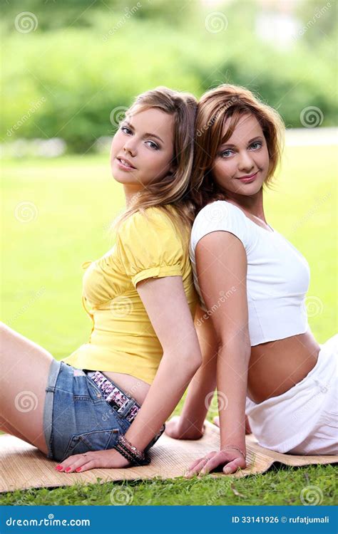 Twee Mooie Meisjes Die In Het Park Hangen Stock Foto Image Of Pret