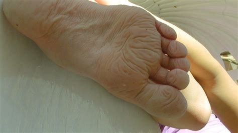 Bath Wrinkled Fingers Are Evolutionary Feature For Grip Say Scientists Itv News