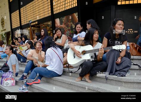 Singapore 2018 02 25 Philippine Maids Spending Time During Their Only Free Day On Sunday On