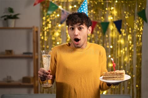 Celebridades De Homem árabe Para O Aniversário Convida Muitos Amigos