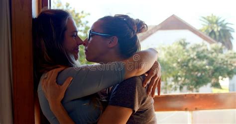zarter kuss zwischen jungen lesben paare zu hause lange und kurze blaues haar kühlende