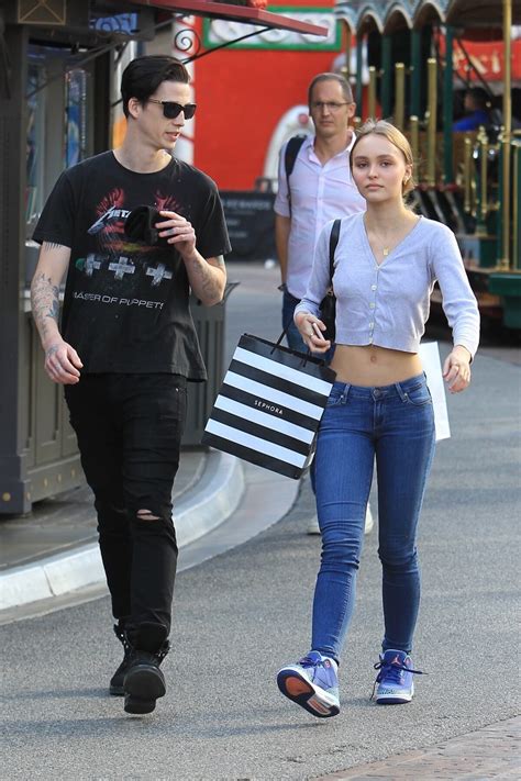 Photo Lily Rose Depp Et Son Petit Ami Ash Stymest Font Du Shopping