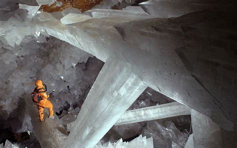 Giant Crystal Cave In Naica Chihuahua Mexico Crystal Cave Giant
