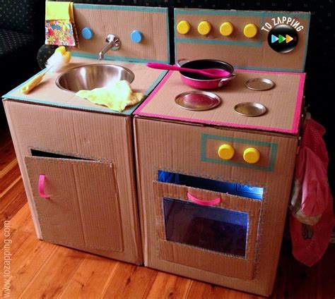 La otra propuesta que muestro para realizar con una caja de carton del embalaje de monitores, es esta cocina guarda juguetes, por suspuesto se puede forrar, pintar a gusto, pero queria mostrarla asi para. Cómo hacer una cocina con cajas de cartón - Tozapping