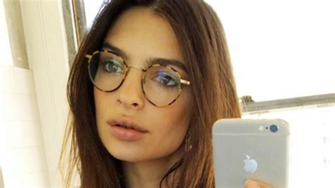 De Cuando Emily Ratajkowski Convirtió Las Gafas De Ver En Algo Muy