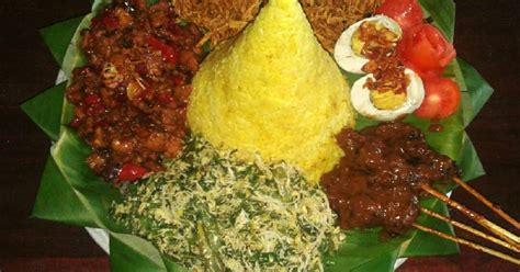Je kookt je rijst zoals je normaal doet, alleen voeg je wat extra smaakmakers toe (kokosmelk, koenjit. Nasi Kuning Ketan Betawi / Resep Nasi Tumpeng Kuning oleh ...