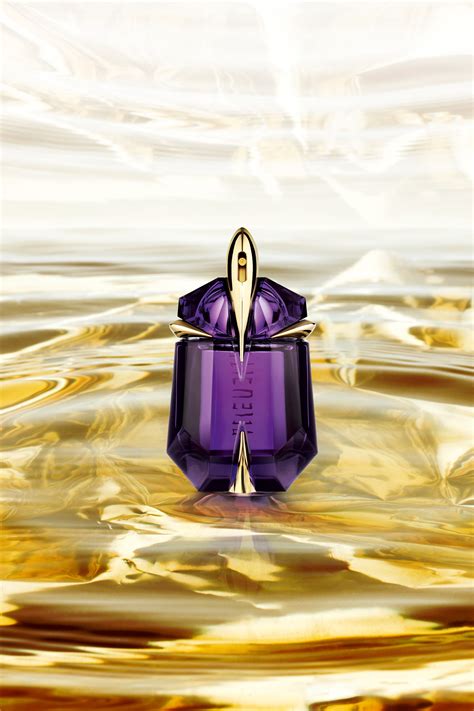 The dramatic flourish of indian jasmine with its intensely warm heart runs through the core of alien by thierry mugler. #Alien Eau de Parfum by Thierry Mugler