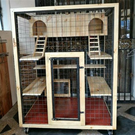 Desain pintu dengan material kayu terlihat menawan dengan model rumah bergaya tradisional/klasik. Harga Rumah Kucing Kayu - Update Tiket