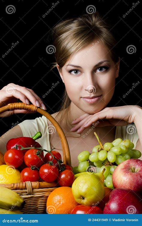 Mooi Meisje Met Fruit En Groenten Stock Afbeelding Image Of Zwart