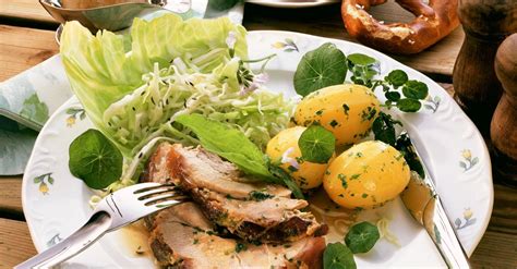 Schweinebraten Mit Krautsalat Und Kartoffeln Rezept Eat Smarter