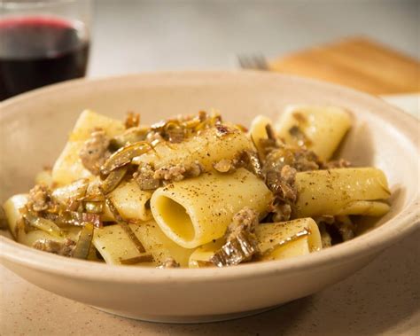 Salsiccia e carciofi, è un connubio che a casa mia piace tantissimo sia come secondo piatto che abbinato a riso oppure alla pasta. Paccari con Salsiccia e Carciofi - Salumificio Artigianale ...