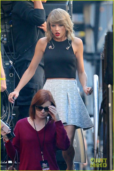 Taylor Swift Gets Ready To Entertain Us On Jimmy Kimmel Live Photo 3225858 Taylor Swift