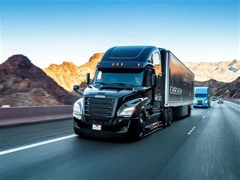 Ces 2019 Daimler Lanza Un Camión Freightliner Cascadia Con Conducción