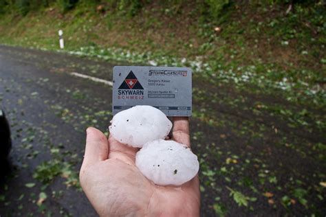 Gerade in den sommermonaten erlebt man aufgrund der witterung häufiger unwetter, bei denen es zu starken. Datei:20110712 04 Grosser Hagel Saalhoehe Kaeser1.jpg ...