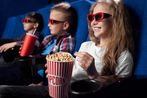 Niños felices viendo películas en gafas 3d en el cine Foto Gratis