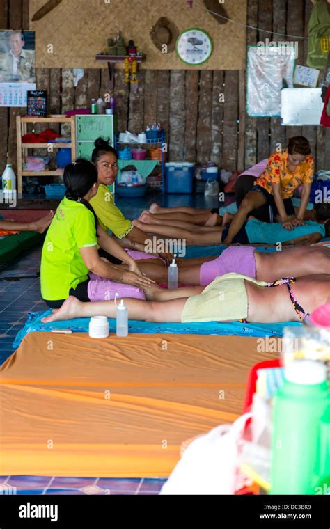 Massage Am Strand Von Ao Nang Thailand Stockfotografie Alamy