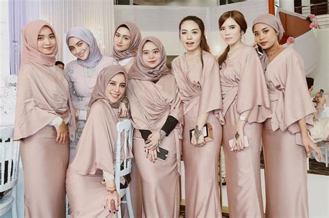 5 Inspirasi Model Seragam Bridesmaid Hijab Yang Elegan Nan Anggun Tiru