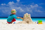 25 Ideas fáciles para jugar con los niños en la playa. - Poder Mamá