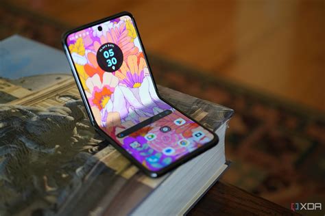 Motorola Razr 2023 Review The Best Clamshell Foldable Right Now