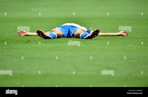 Football Player Injured Hi Res Stock Photography And Images Alamy