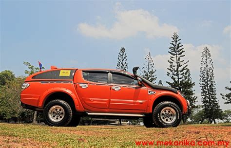 Minta dorg bawa keluar tayar tu, nak tgk. MITSUBISHI TRITON ORANGE X2 | Mekanika - Permotoran Gaya Baru
