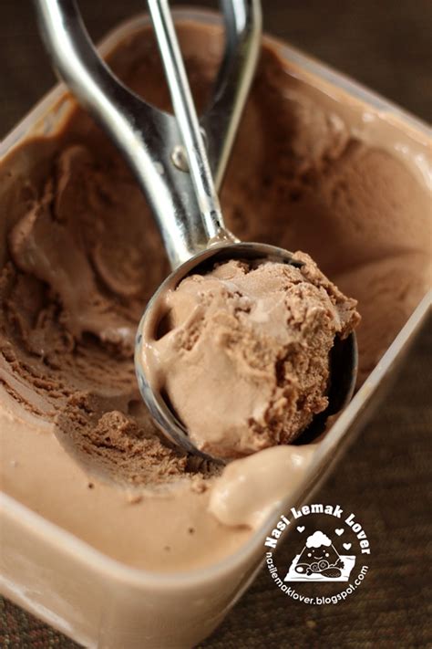 Fortified with protomalt made from barley wheat, it has a singapore?s favourite chocolate malt drink now in ice cream format. Nasi Lemak Lover: Milo Ice Cream 美禄冰淇淋