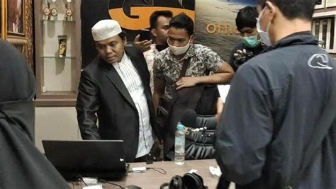 Dua nama yang diduga membela lia eden namun direkomendasikan sebagai muballigh oleh kemenag itu adalah a rumadi dan abdul moqsith ghozali. Jne Diduga Hina Nu / Dinilai Hina Nu Di Medsos Gus Nur Dilaporkan Ke Bareskrim Polri Kabar24 ...