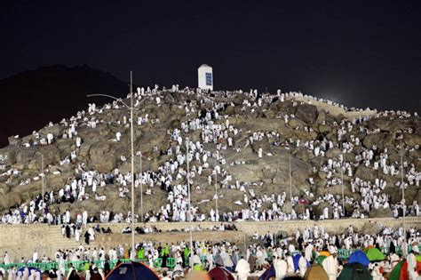 أتفق أهل العلم على كون أفضل الذكر في يوم عرفة هو التسبيح والتهليل والتكبير والتحميد، حيث إن تلك الأمور جمعيها تشمل الثناء على الله سبحانه وتعالى والدعاء والتضرع إليه بأن يرزقنا من الخير كله في. #جبل_الرحمة .. قطعة صخر تمتلئ بالحياة يوماً في السنة ...