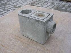 Costruzione di pozzetti in calcestruzzo gettato in opera dosato con kg 3di legante per mc di impasto Pozzetto per Pluviali in Cemento