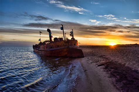 El Barco Encallado En Playa Cosmopolita Ivo Eloy Bernal Rodino Flickr