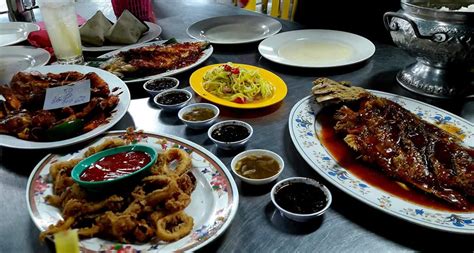 In this episode, she went to the famous seafood place in malacca, sungai duyung. MAT DRAT: Tempat Makan Best / Sedap di Melaka