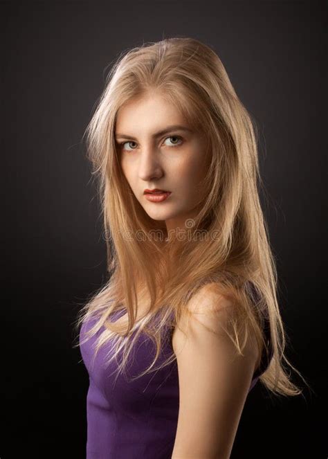 Belle Fille Blonde Adorable Dans La Robe Photo Stock Image Du Noir Adulte 12187482