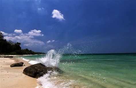 Seashore Of The Indian Ocean With Waves Crashing In India Image Free