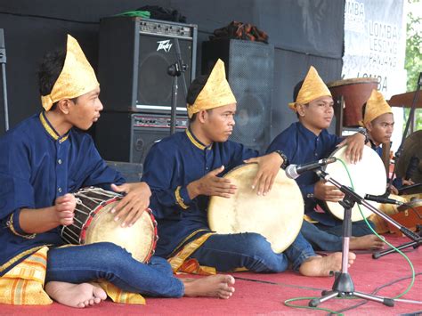 Hadroh adalah salah satu alat musik melayu yang sering dipergunakan untuk memeriahkan perayaan dalam hari besar islam. MUSIK GAMBUS BUDAYA KOTA PALEMBANG SUMATERA SELATAN