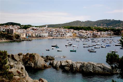 You will find routes along the coastal path, others for cycle touring, cultural routes, our full offer of accommodation and restaurants, the list of our monthly activities, gastronomic campaigns, list of trades and services, information on the beaches, videos, images, etc. The Beaches of Calella de Palafrugell