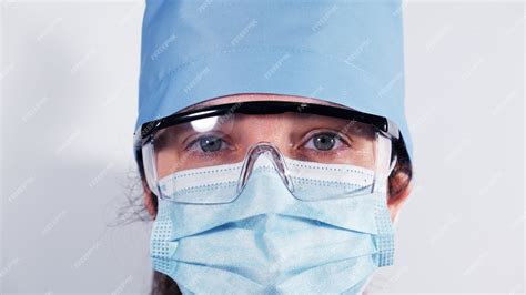 Femme Médecin En Masque Médical Jetable Lunettes De Protection En