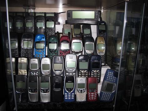 cinque vecchi cellulari che ora valgono una fortuna