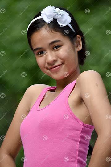 une jeune fille philippine en train de poster image stock image du jeune philippin 159748325